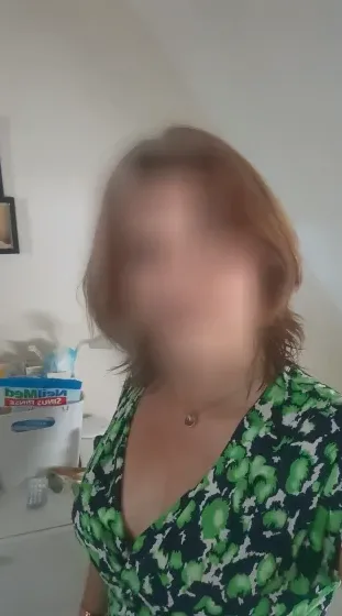 June, 33 años